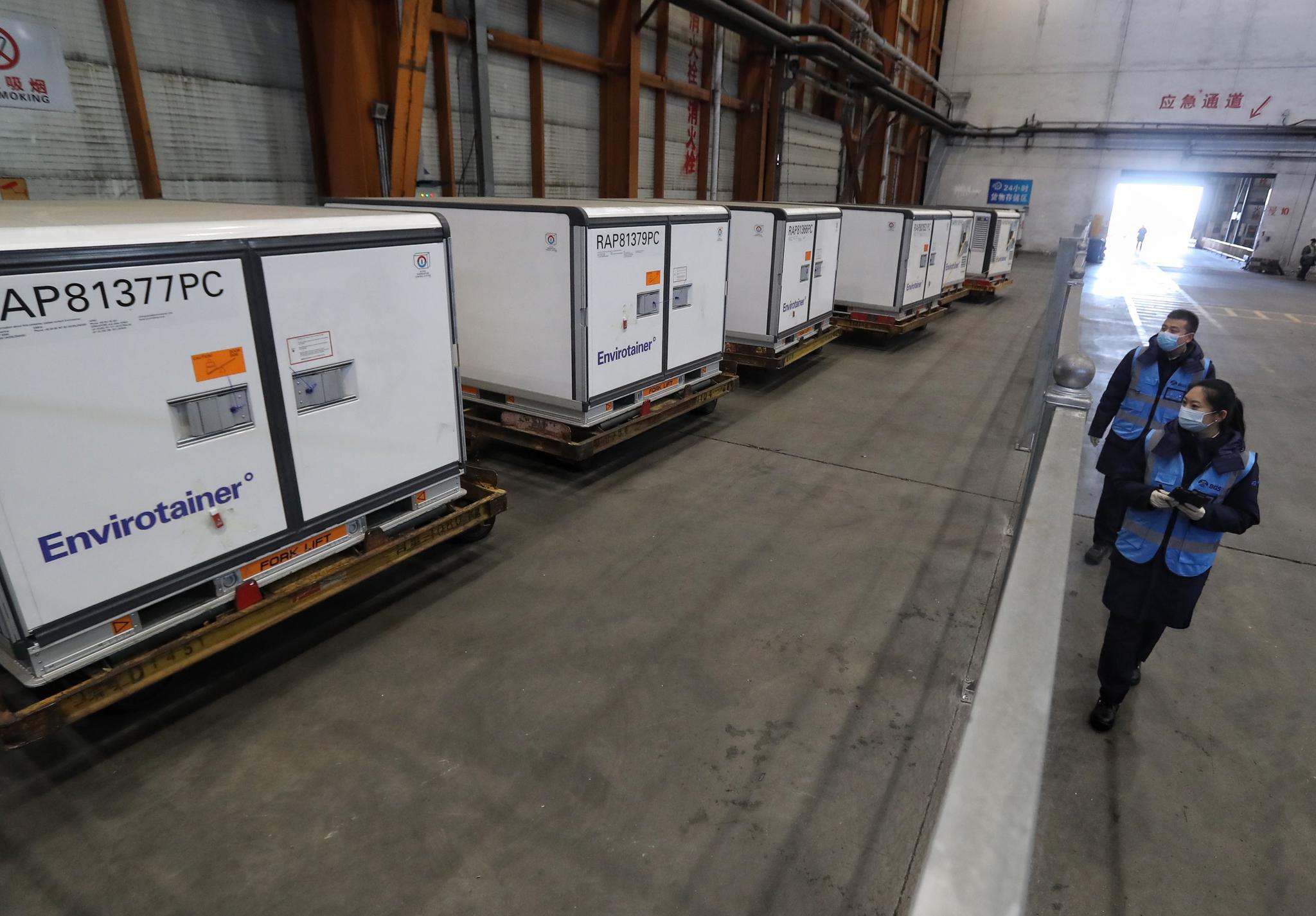 中国新冠疫苗这样“出海”：专业冰柜控温 专人全天巡检