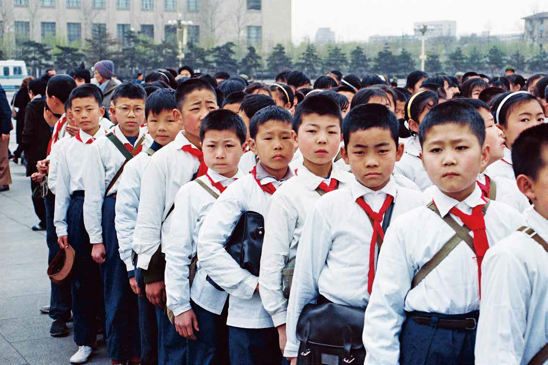 男孩们看起来纪律严明.他们的发型很整齐,难道去的是同一家理发店?