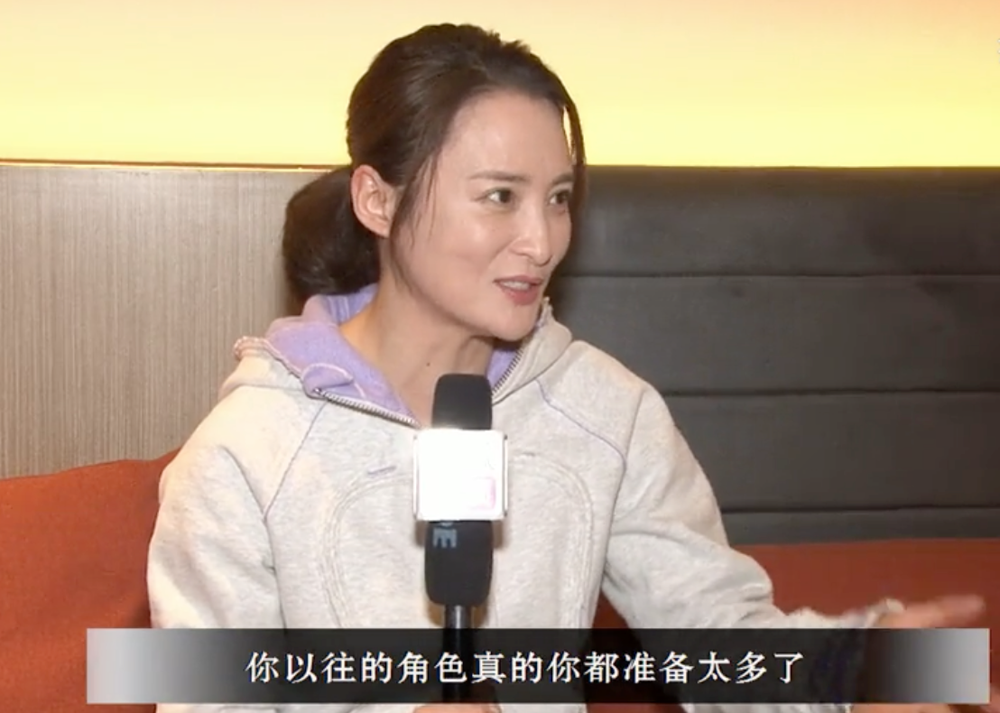 蒋勤勤后台采访照,素颜确实不太显老,但脖颈纹很明显!
