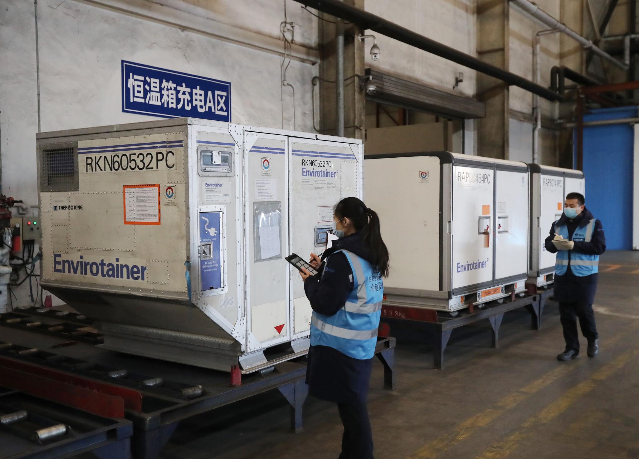 工作人员在检查自主式温控箱。新京报记者 王贵彬 摄