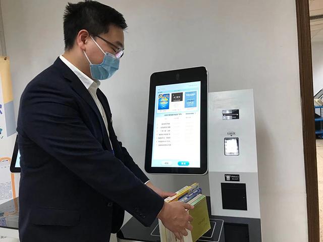 上海图书馆推新服务:借纸书推荐电子书,未来可用随申码借书