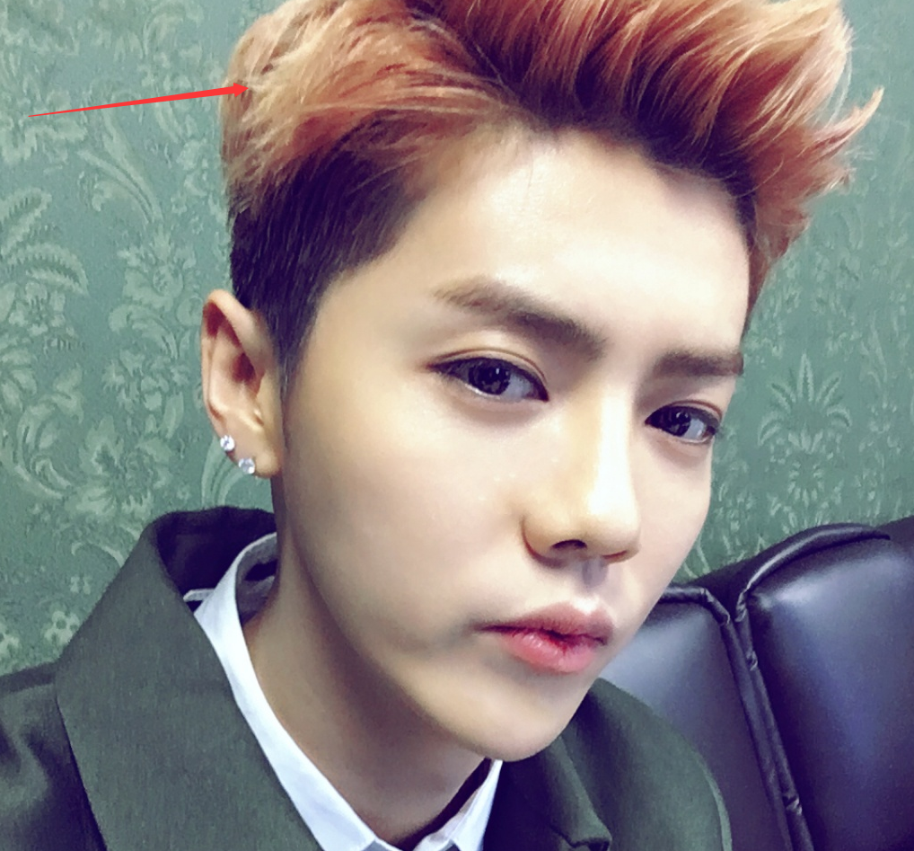 也是开始选择淡妆,发型也是慢慢变简单利落,给人感觉就是帅气的小男生