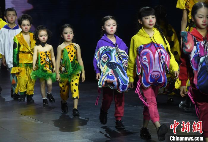 重庆少儿t台时装秀尽显活泼可爱