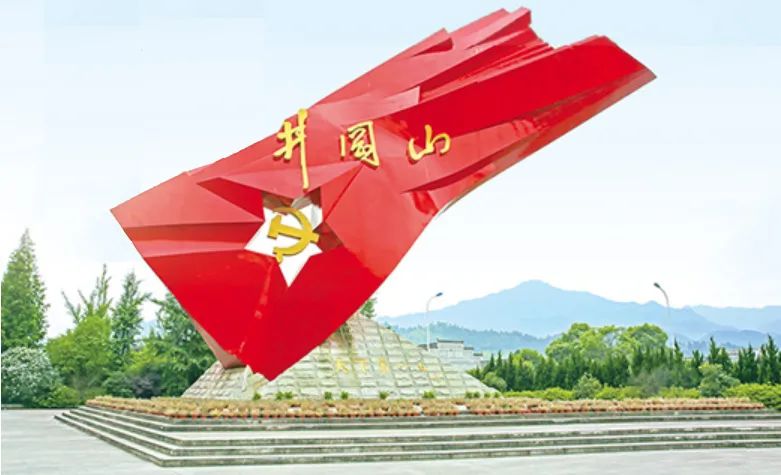 江西井冈山市内"井冈红旗"雕塑.