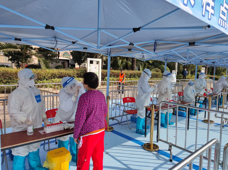 ▲2020年12月4日，东莞，长安开展新冠病毒核酸检测全覆盖应急演练，真采集真检测大练兵，做好冬春疫情防控。图/视觉中国