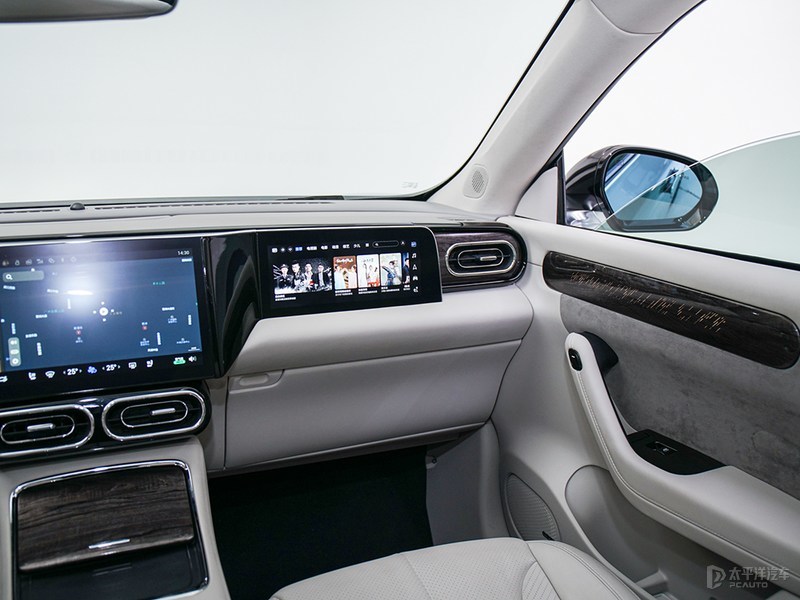 全新零跑c11内饰实拍 采用三联屏设计