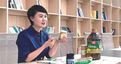 "雪地策马"女副县长:停掉直播"冷处理"爆红后要更冷静