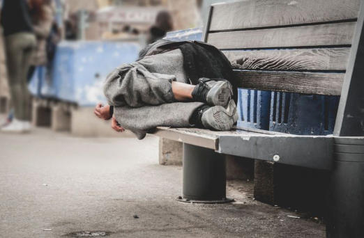 疫情期间女子失业变流浪汉被人用石块打死死时身上仅余8日元