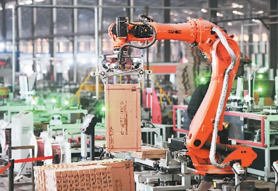 江西省高安市新景象陶瓷有限公司今年投入2.5亿元新增3条全自动智能化生产线，生产效率和产品质量均得到大幅提升。图为该公司全自动智能生产线在赶制瓷砖。周 亮摄（人民视觉）