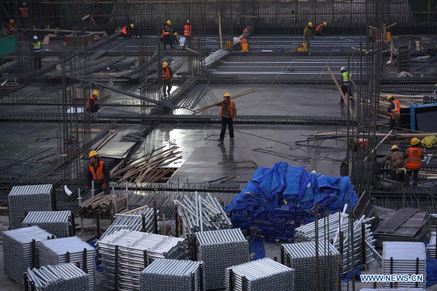 Workers operate at the construction site of the China Eastern Airlines base project undertaken by China Construction Third Engineering Bureau Co., Ltd. at the Beijing Daxing International Airport in Beijing, capital of China, Dec. 17, 2020. (Xinhua/Cai Yang)