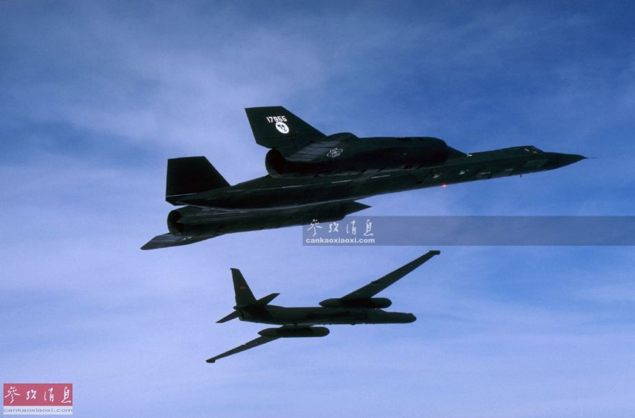 图为两代传奇高空侦察机，SR-71“黑鸟”（近）与U-2（远）编队飞行资料图。