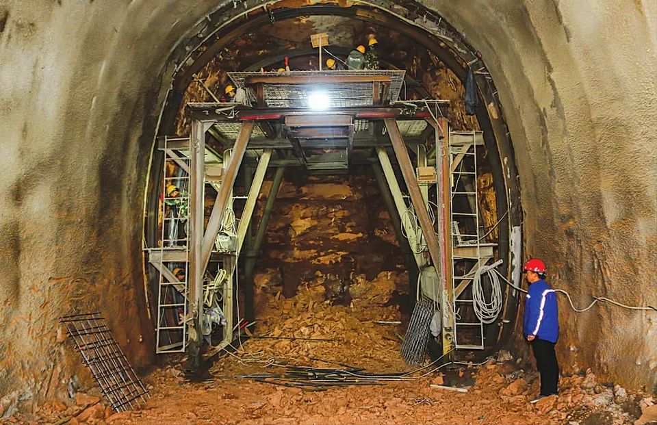 24小时连续作业,中导洞以每天2.4米的速度向前推进.