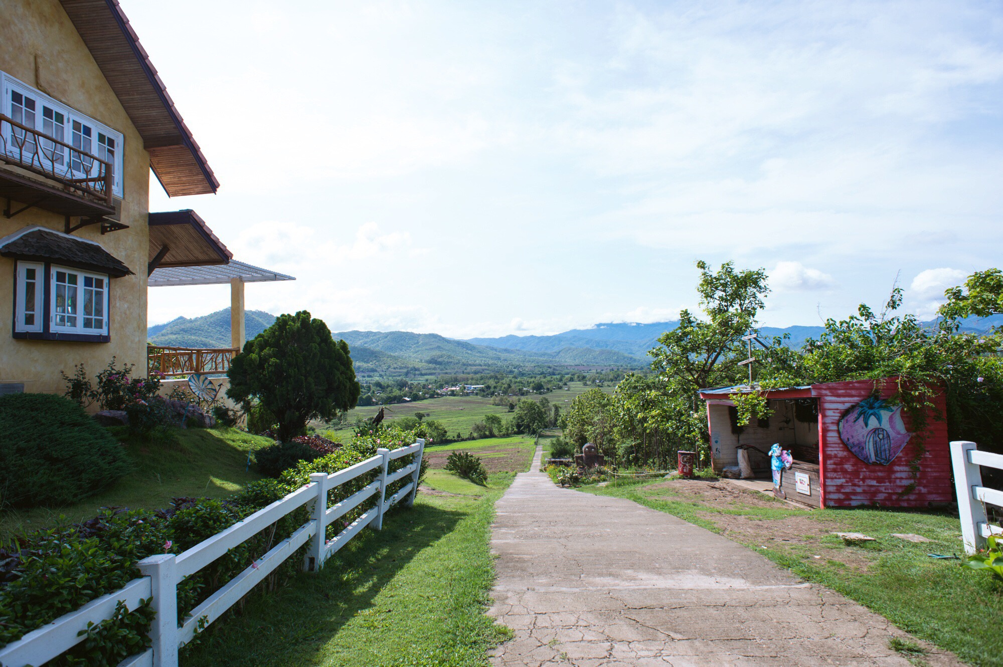 泰国拜县有座黄色小屋,因一部电影成网红景点,恍若"童话小镇"