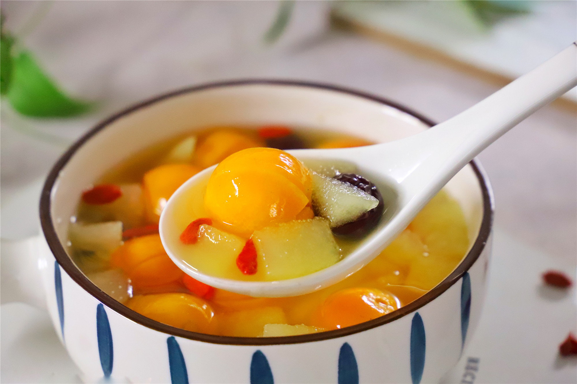 冬天金桔和雪梨天生一对,炖一炖,清甜滋润,每天一碗,全家受益