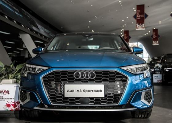 2021款奥迪a3两厢版的外观上变得更加精致了,多边形的进气格栅看起来