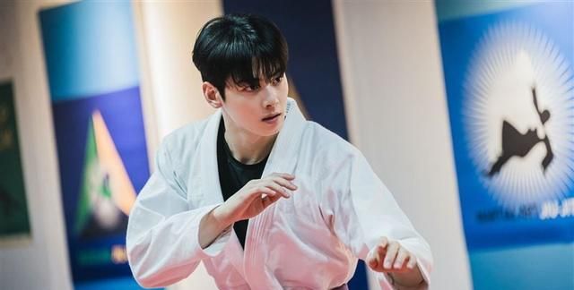 男神车银优遭吐槽,《女神降临》中文佳煐私下曝光,真的很折磨人