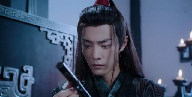 魏无羡收起金丝凤羽上打开的鳞片,从腰间拿出陈情,只见陈情上的红色玉