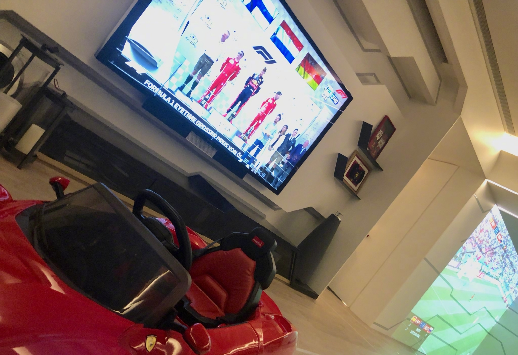 林志颖上亿豪宅,被称为全球最智能的私宅,客厅摆放赛车太独特