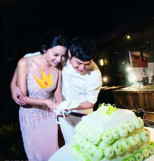 世界小姐张梓琳罕晒娃,4岁女儿腰细腿长惊人,名模气势不输妈妈