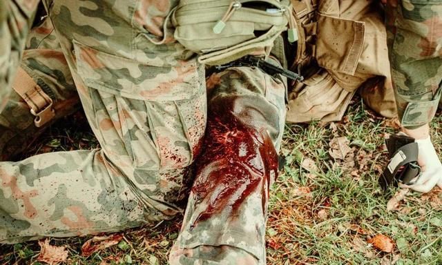 外军模拟战场救援波兰第15吉齐科机械化旅进行战斗医疗课程训练