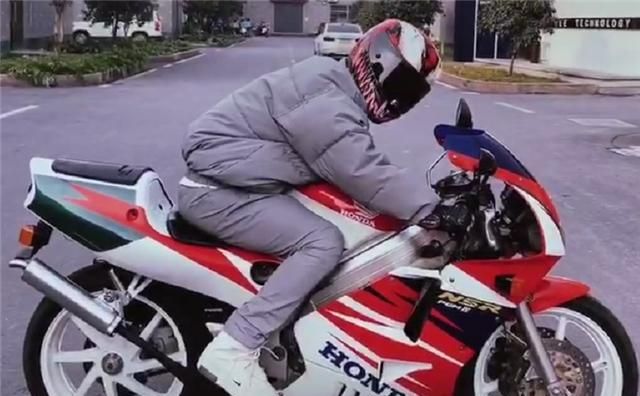 "插卡式"的摩托车,刘德华同款座驾nsr250r,国内十分稀有