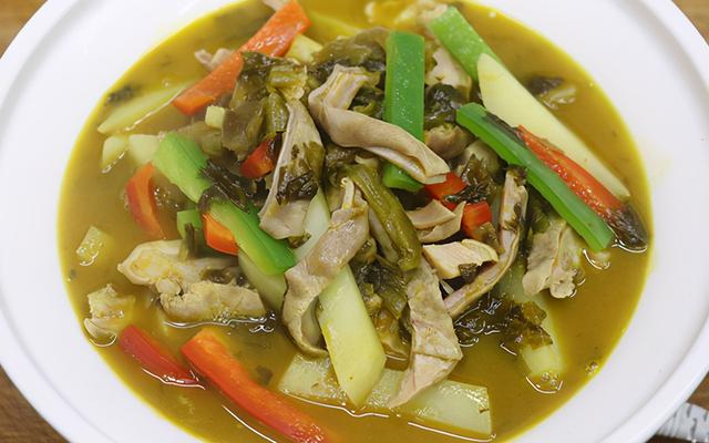 酸汤猪肚的家常做法,猪肚脆嫩爽口,汤汁酸辣过瘾,适合冬天吃