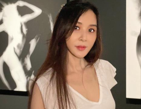 齐秦与美女拥抱贴脸告别,60岁发福尽显老态,前女友仍美似少女