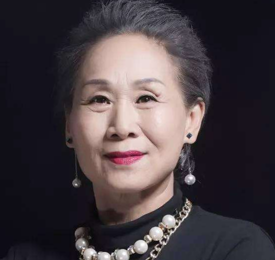 62岁出道当演员,今成百亿票房老奶奶,儿子是《炊事班》中的他