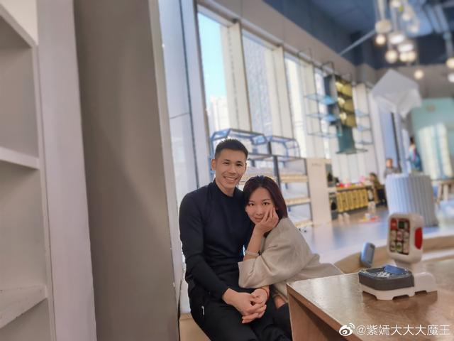 体操奥运冠军娇妻分享家庭生活照,女儿吃面条呆萌可爱|张成龙|赵紫嫣