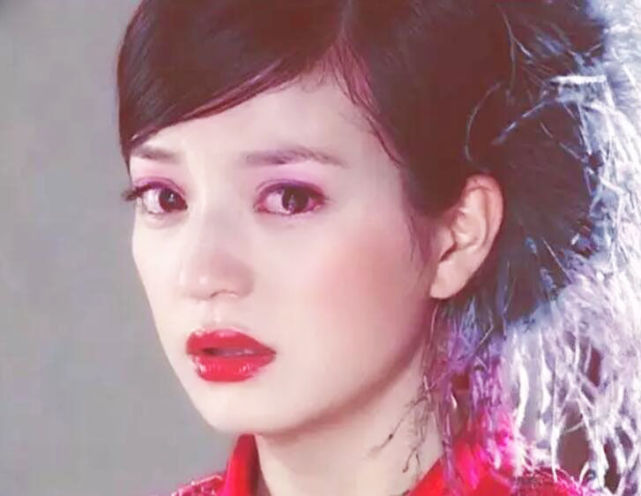 在《情深深雨濛濛》中,赵薇饰演陆依萍一角,坚强独立且极富正义感的女