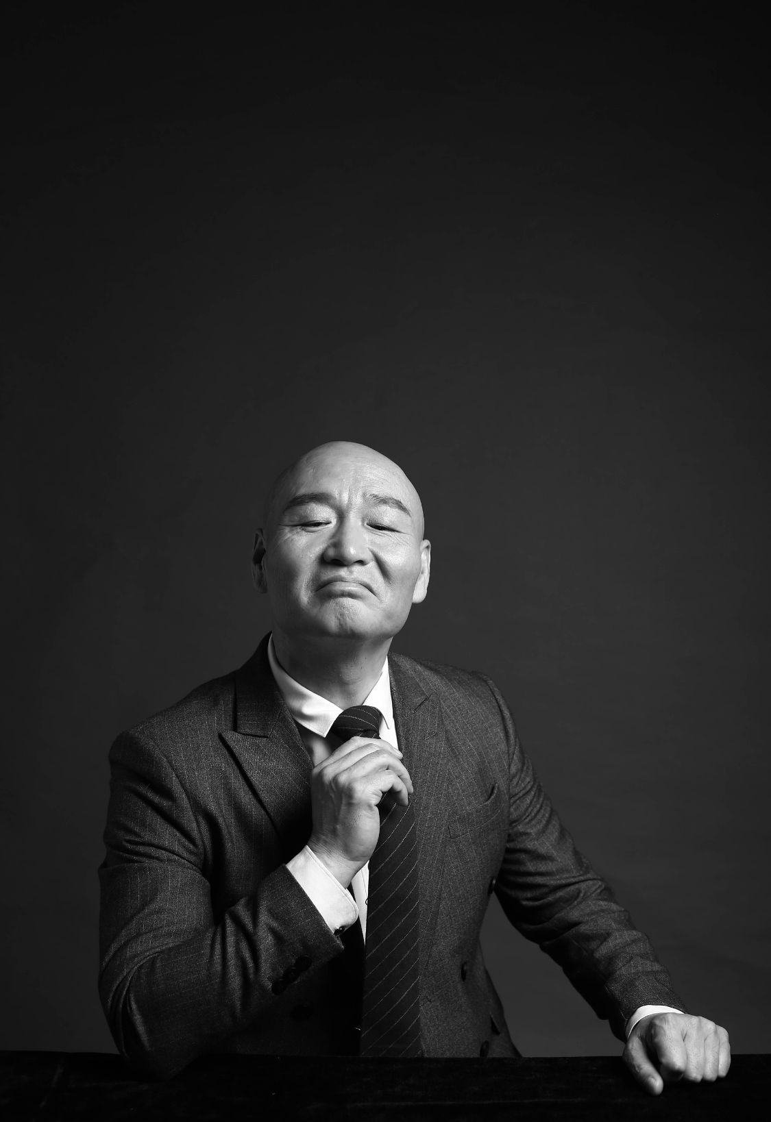 有坊间传闻,侯堃妻子患上严重的抑郁症,为了照顾妻子,侯堃放弃事业,全