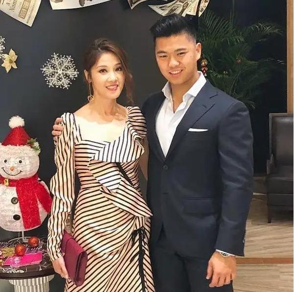 在99年翁嘉穗和邬友正结婚之后,就退出了娱乐圈.