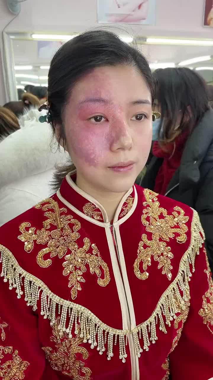 新娘脸上有胎记,来看看化妆师怎么化妆的