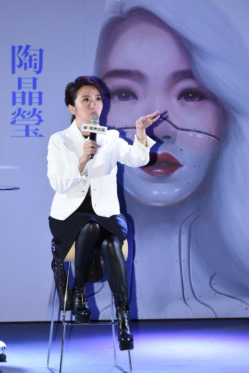 51岁陶晶莹素颜长这样?身穿灰色上衣,眼小鼻大完全认不出来