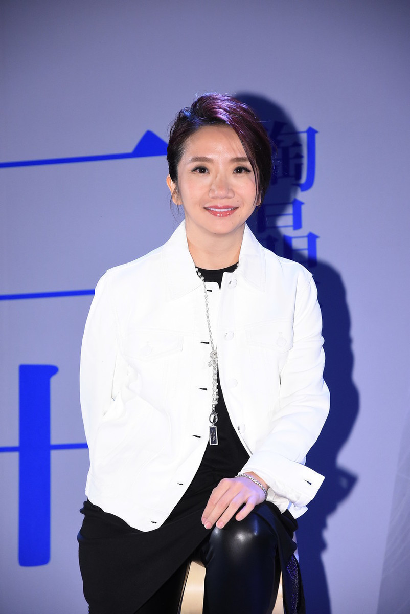 51岁陶晶莹素颜长这样?身穿灰色上衣,眼小鼻大完全认不出来|陶晶莹|素