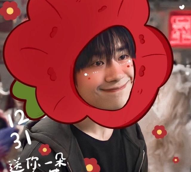 在今天《送你一朵小红花》官方发布的花絮中,我们看到了易烊千玺脸上