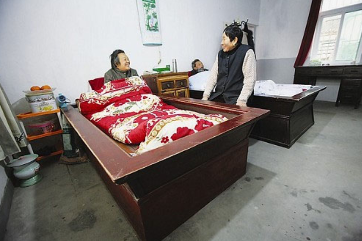 除了炭火,再在上面铺些木屑和谷壳等燃料,最后再用一床厚被盖住火柜的