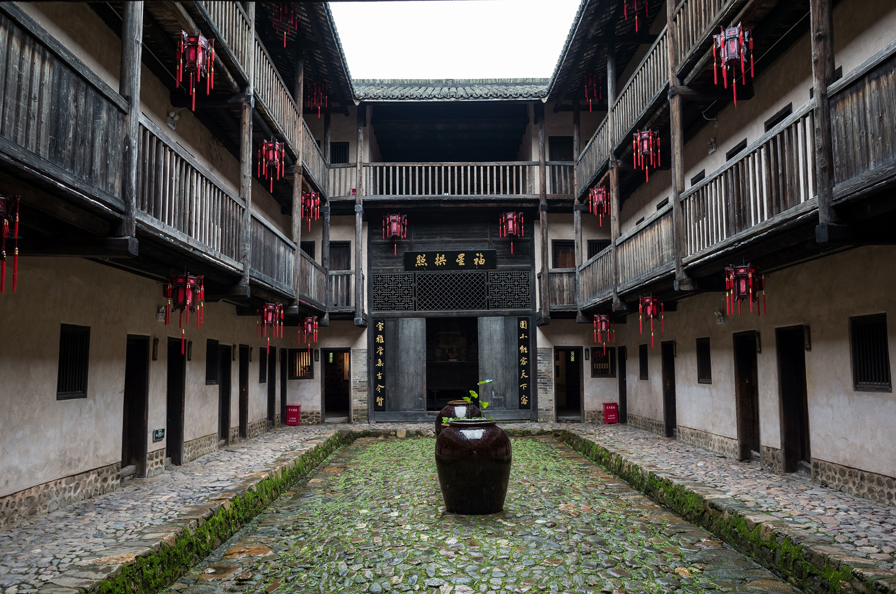 江西藏着一个千年古村,为了防盗村民建围屋,如今依然坚不可摧