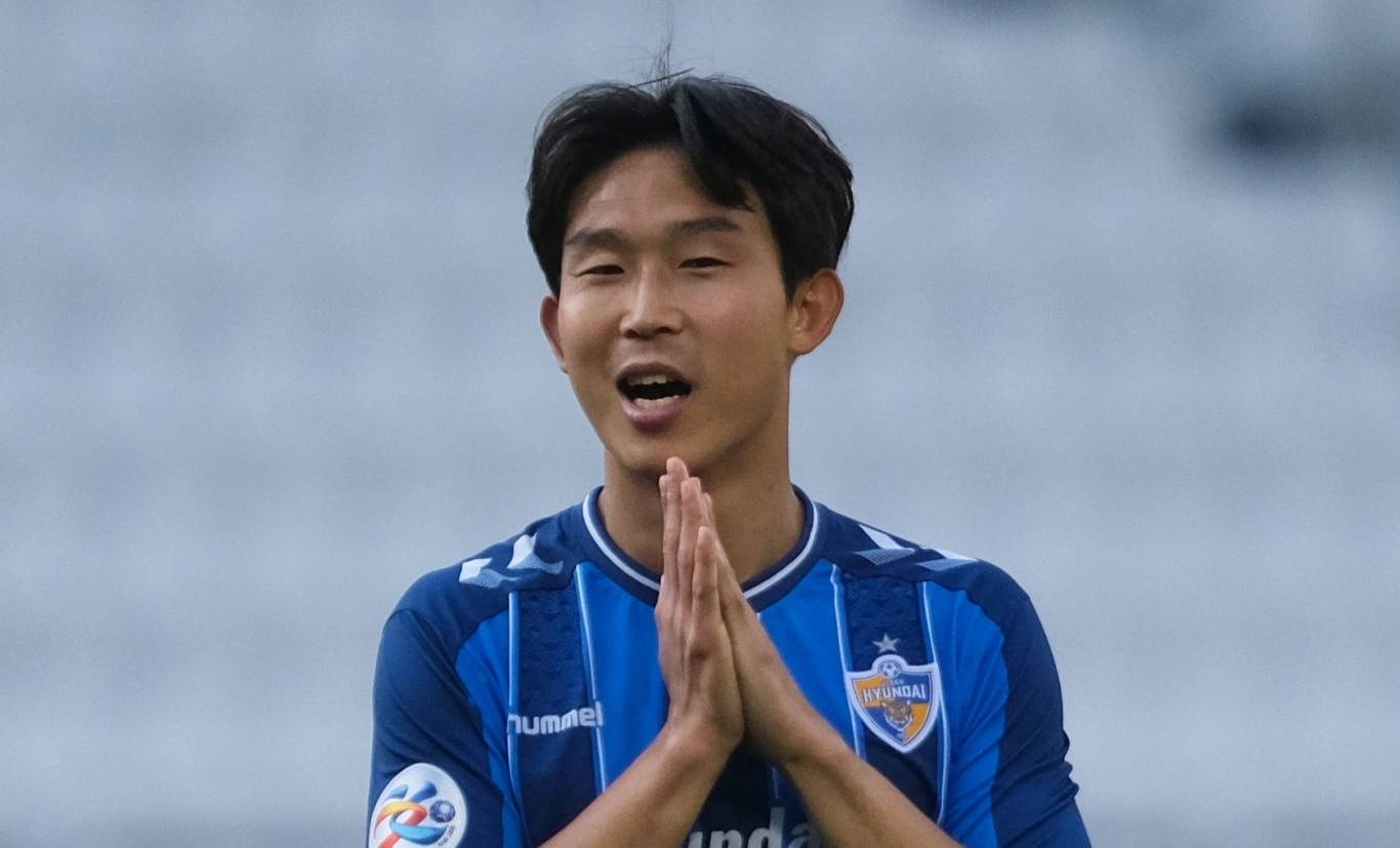 30岁的尹比加兰今年年初才转会到蔚山现代,被球队委以重任,身披10号