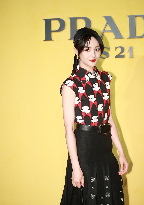 郑爽一身复古造型现身活动,曼妙身材十分吸晴