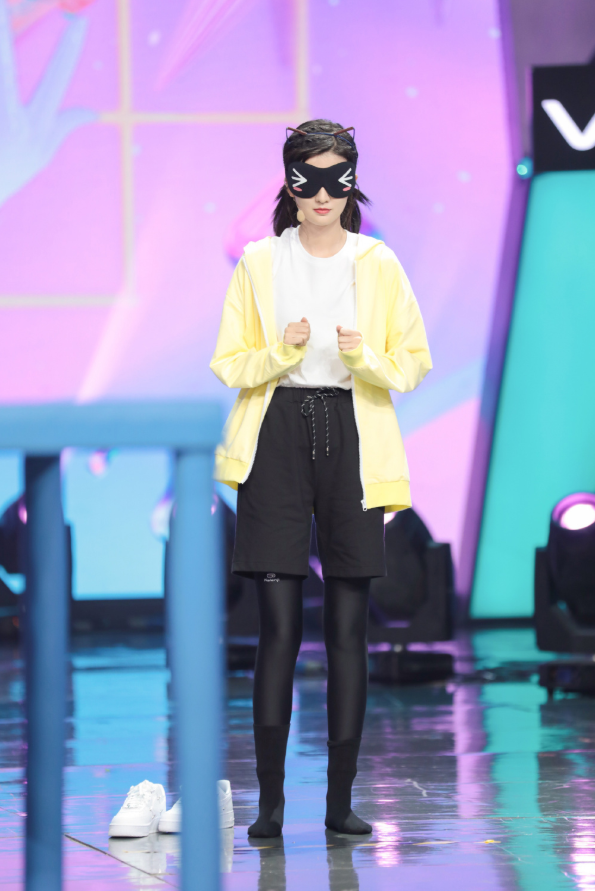 乔欣也对渣女袜下手了薄到只有一层阴影不料超显腿细