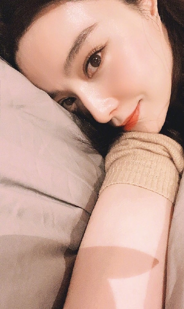 范冰冰晒各种角度自拍获网友追捧有颜任性的她依然是贵圈宠儿