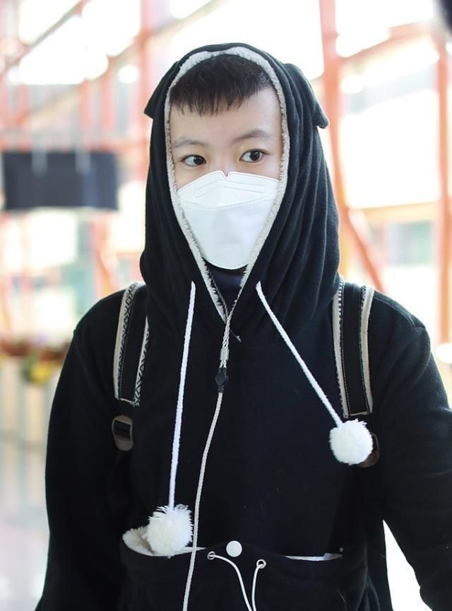 窦靖童的短发也太帅气了,穿一件黑色的卫衣,显得高冷又霸气