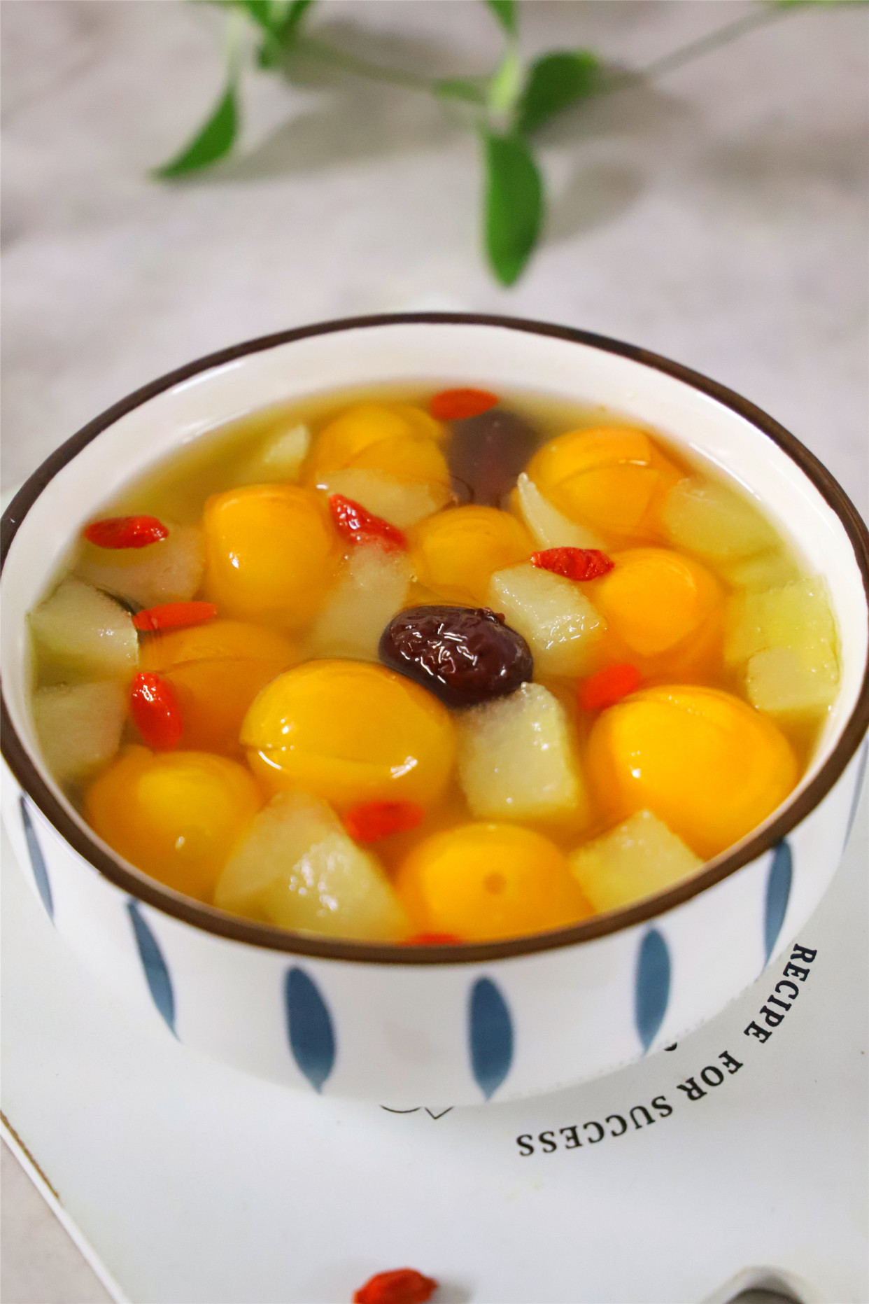 冬天金桔和雪梨天生一对,炖一炖,清甜滋润,每天一碗,全家受益