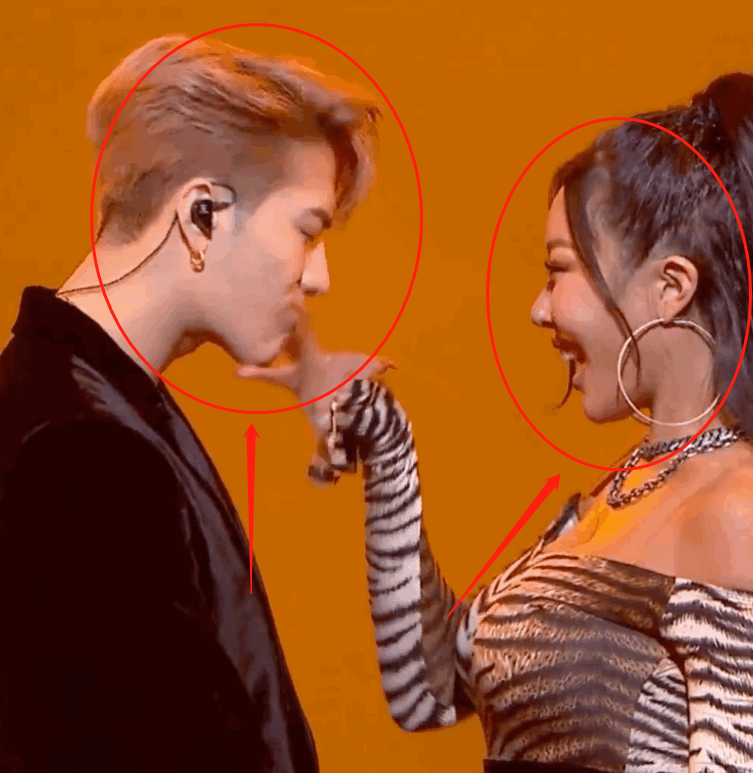 王嘉尔jessi同台合唱,二人互动好撩人我却被王嘉尔的绅士手圈粉