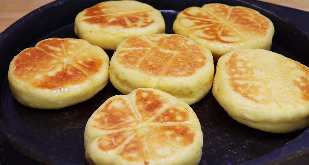 比直接用玉米面烙饼好吃太多了,酥软香甜,孩子特别喜欢吃.