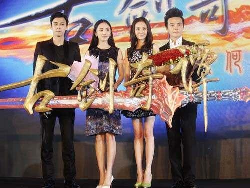 追光吧哥哥杨幂郑爽同框,网友扒出两人之前采访场面,杨幂太尴尬