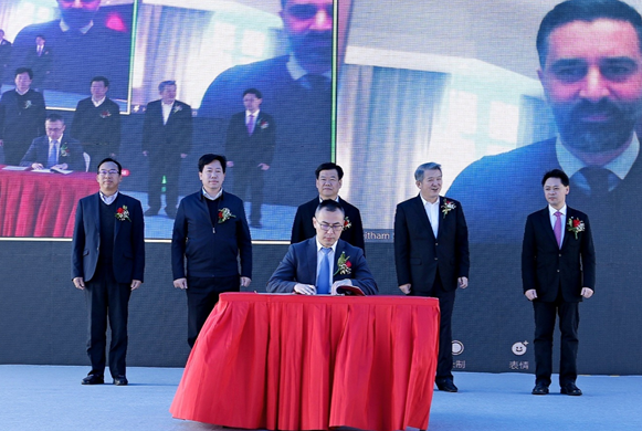 图为深圳前海泰康国际医院（筹）与美国西达赛奈医疗中心签约