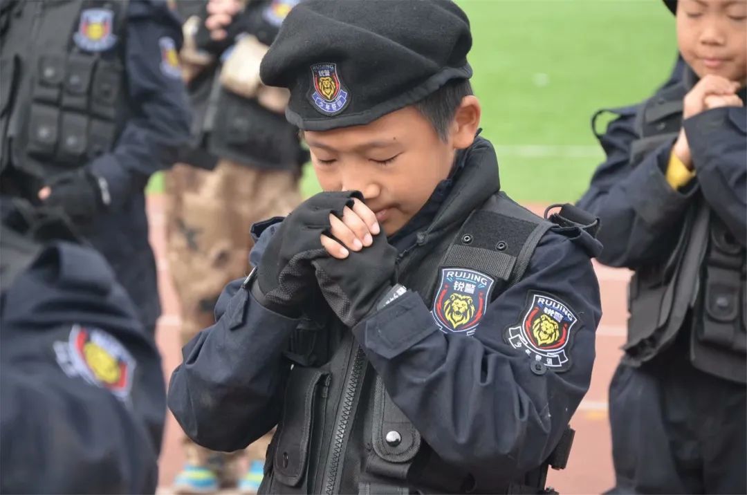 信息时报小记者冬令营2021特警出击激化潜能挑战自我领略特警风采