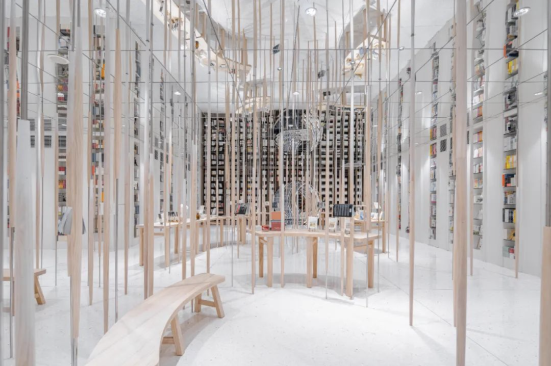 △向左滑动可查看往期Yisalon合作书店。